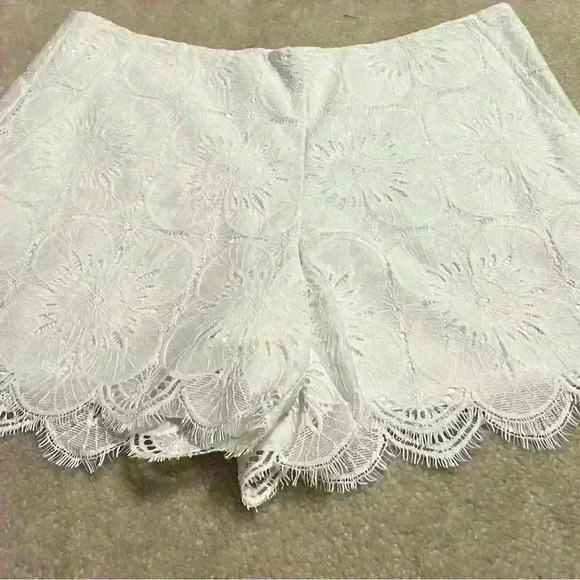 Trina Turk, white shorts, size 6 with beautiful lacing and pockets - Picture 6 of 8